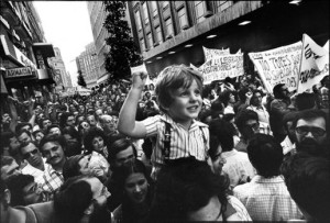 la-fotografia-corresponde-a-una-manifestacic3b3n-del-celebrada-en-la-calle-preciados-de-madrid-en-junio-de-1976-y-es-de-cc3a9sar-lucas-aparecic3b3-en-el-pac3ads-el-23-6-1976